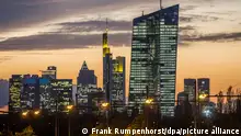 ARCHIV - Der Neubau der Europäischen Zentralbank (EZB) scheint am 21.10.2014 in Frankfurt am Main (Hessen) die Skyline der Stadt beim Blick aus Offenbach zu überragen. Foto: Frank Rumpenhorst/dpa (zu dpa Europäische Zentralbank erhöht Strafzins für Bankeinlagen vom 03.12.2015) +++(c) dpa - Bildfunk+++