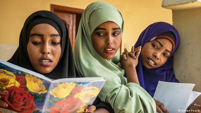 Trois jeunes Somaliennes en train de lire