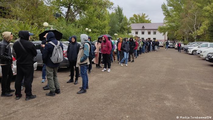 Warteschlange von Russen in der Nähe des Bürgerservicezentrums in Almaty, wo Migranten registriert werden