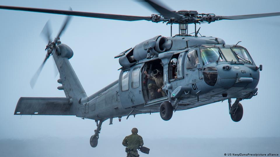 یک بالگرد نیروی دریایی آمریکایی از نوع Sikorsky MH-60 Seahawk یک بالگرد نیروی دریایی آمریکایی از نوع Sikorsky MH-60 Seahawk
