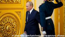 Der russische Präsident Wladimir Putin kommt zu seiner Rede bei der Preisverleihung für die Medaillengewinner der XXIV. Olympischen Winterspiele in Peking und die Mitglieder der russischen paralympischen Mannschaft im Kreml in Moskau. (zu dpa ««Führungsmodell veraltet» - Lokalpolitiker fordern Putins Rücktritt») +++ dpa-Bildfunk +++