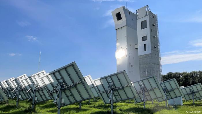 Two tin towers with a rectangular profile were illuminated by the sunlight focused through the reflector panel