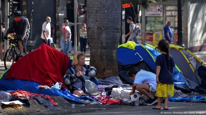 El 32,1 por ciento de la población total de la región, lo que equivale a 201 millones de personas, vivirá en situación de pobreza para finales de este año, de los que 82 millones (13,1 por ciento) se encontrarán en pobreza extrema, informó la Comisión Económica para América Latina y el Caribe (Cepal), en un contexto de desaceleración económica y alta inflación. (24.11.2022)
