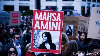 Unterstützerkundgebung von Demonstranten gegen Mehsa Amini Tod vor dem Brandenburger Tor in Berlin