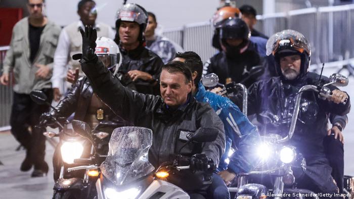 Jair Bolsonaro, escoltdo por la Policía, en Brasil.