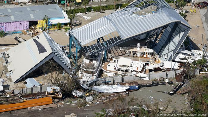 En Fort Myers, donde la destrucción es incalculable, el aumento de las aguas sumergió algunos botes y empujó a otros a las calles.