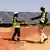 تقنيان رجل وامرأة في مزرعة للطاقة الشمسية في السنغال 22.10.2016