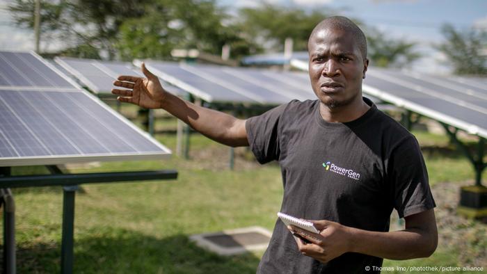 George Ndubi betreibt ein Solarkraftwerk. Die Produktion von grüner Energie soll steigen