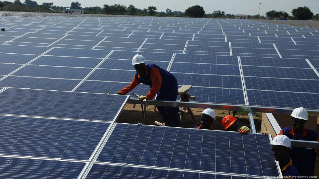 Operários instalam painéis solares