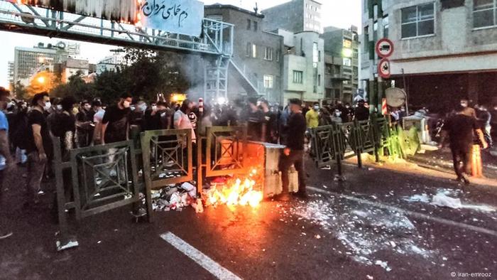 Demonstrators have holed themselves up behind a barricade in Tehran. Something is burning in the street in front of it. There are traces of projectiles on the street. The mood seems heated. People demonstrate because of the violent death of a 22-year-old. She died after being arrested by the vice squad. Demonstrators have holed themselves up behind a barricade in Tehran. Something is burning in the street in front of it. There are traces of projectiles on the street. The mood seems heated. People demonstrate because of the violent death of a 22-year-old. She died after being arrested by the vice squad.