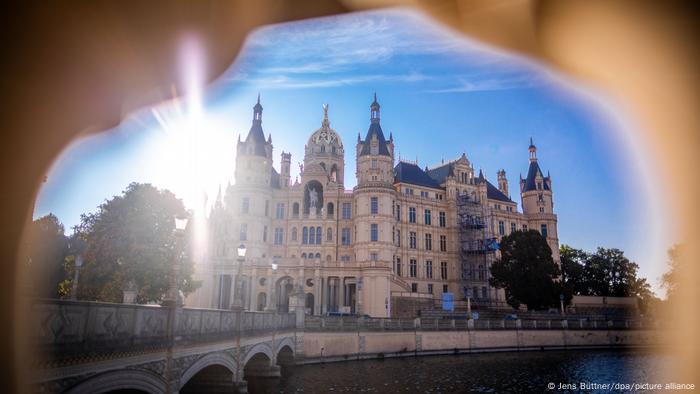 Deutschland | Morgenstimmung am Schweriner Schloss