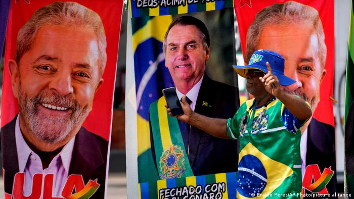 Afiches de Lula y Bolsonaro en Brasil.