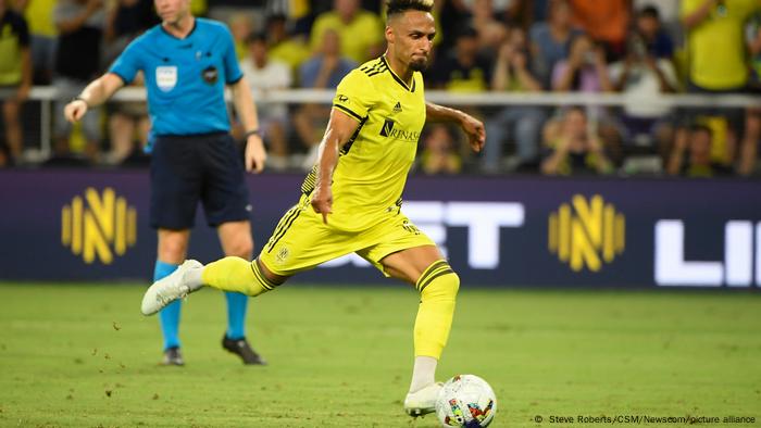 Hany Mukhtar schießt einen Elfmeter für seinen Club Nashville SC gegen Los Angeles FC Hany Mukhtar schießt einen Elfmeter für seinen Club Nashville SC gegen Los Angeles FC