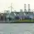 Резервуары для хранения газа, ветряные турбины и краны в порту Гамбурга