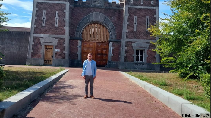 Niederlande | Musli Gucati vor dem Gefängnis in Scheveningen