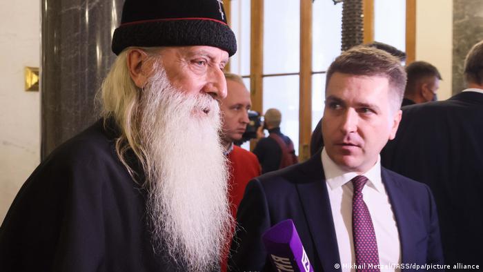 Șeful Bisericii Ortodoxe Ruse de rit vechi, Mitropolitul Corneliu (stânga), vorbește cu jurnaliștii în Marele Palat al Kremlinului înainte de ceremonia de semnare a tratatelor de aderare la Rusia a teritoriilor ocupate
