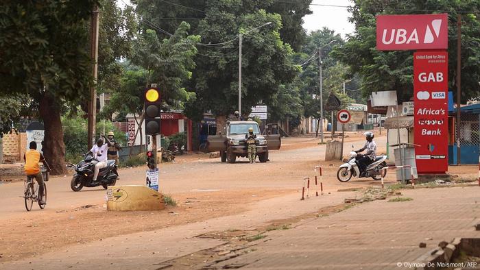 Une rue de Ouagadougou, surveillée par un militaire en patrouille