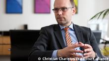 Hamburgs Justizsenator Till Steffen (Grüne) spricht am 19.06.2015 in seinem Büro in Hamburg bei einem Gespräch mit der Deutschen Presse-Agentur. Foto: Christian Charisius/dpa (zu dpa vom 20.06.2015) ++