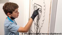 Las obras surrealistas de un niño de 10 años se venden por cientos de miles de dólares