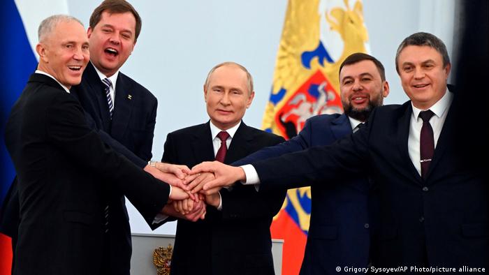 Russland | Zeremonie zur Annexion ukrainischer Gebiete | Putin mit den Besatzungschefs