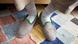 Una persona muestra sus pantuflas de invierno Una persona muestra sus pantuflas de invierno