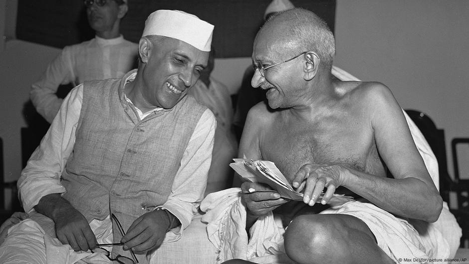 Džavaharlal Nehru i Mahatma Gandi, snimljeni 1946. Nehru je bio prvi premijer nezavisne Indije, pripadao kašmirskoj bramanskoj porodici koja je bila deo kolonijalne elite još u britansko vreme. Njegova ćerka Indira Gandi bila je prva žena na čelu Indije. Mahatma Gandi poticao je iz vaišija kaste iz ugledne i obrazovane trgovačke porodice u Gudžaratu.