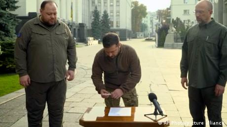 Preşedintele Ucrainei, Volodimir Zelenski, semnând cererea țării sale de aderare la NATO