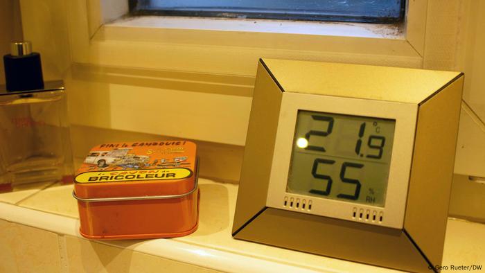 Measuring device for humidity in the bathroom: display of room temperature and humidity Measuring device for humidity in the bathroom: display of room temperature and humidity