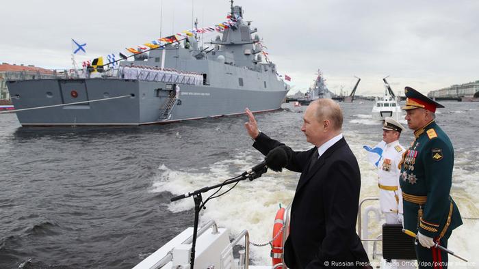 Russland | Marineparade in St. Petersburg | Putin und Schoigu