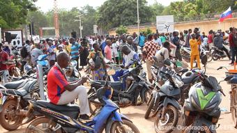 Les populations rassemblées dans une rue à Ouagadougou vendredi (30.09), jour du putsch Les populations rassemblées dans une rue à Ouagadougou vendredi (30.09), jour du putsch