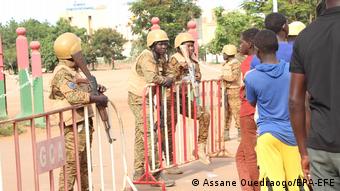L'armée burkinabé boucle l'accès aux bâtiments gouvernementaux à Ouagadougou, le 30 septembre 2022