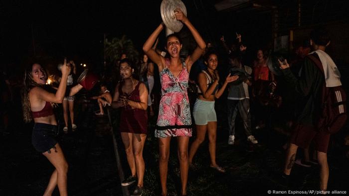 Proteste nach vier Tagen Stromausfall aufgrund der Verwüstungen durch den Hurrikan Ian in Bacuranao. | Bildquelle: DW © Ramon Espinosa/AP/picture alliance | Bilder sind in der Regel urheberrechtlich geschützt