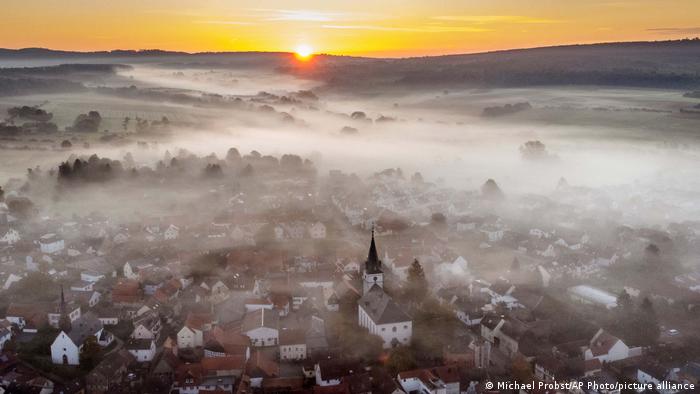 Neblina cubre la ciudad alemana de Wehrheim.