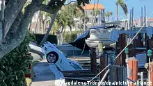 Zerstörungen durch Hurrikan Ian am noblen Gulf Shore Boulevard, ein Auto ist in die Moorings Bay gefallen. In Naples war «Ian» am Mittwoch als Hurrikan der Stufe vier mit rund 240 Kilometern pro Stunde auf Land getroffen. (zu dpa Nach Hurrikan «Ian»: Chaos an Floridas Westküste)