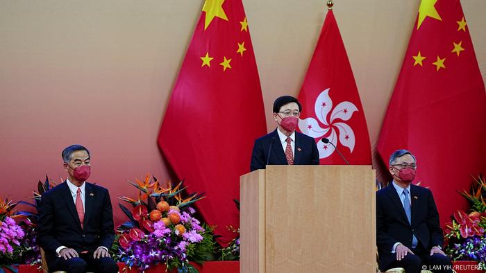 港人聘用外籍律师需要特首李家超（中）批准