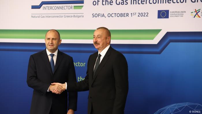 Президентите на България и Азербайджан Румен Радев и Илхам Алиев по време на церемонията в София