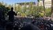 Iranski studenti i demonstranti slušaju govor muškarca na bini Iranski studenti i demonstranti slušaju govor muškarca na bini