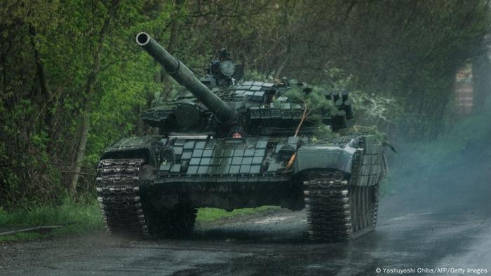 Un tanque del Ejército de Ucrania avanza en la región de Donetsk.
