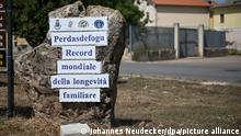 Am Ortseingang macht eine steinerne Tafel auf den Rekord aufmerksam. Perdasdefogu ist als Dorf der Hundertjährigen bekannt und hat es damit ins Guinnessbuch der Rekorde geschafft. (zu dpa: «Wo das lange Leben lebt: Dorf der Hundertjährigen auf Sardinien»)