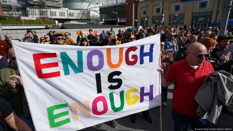 UK protesters burn energy bills over cost of living crisis – DW – 10/01/2022