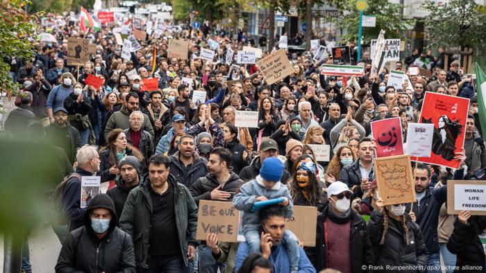 Tausende Protestieren In Deutschland Gegen Regime In Iran | Aktuell ...