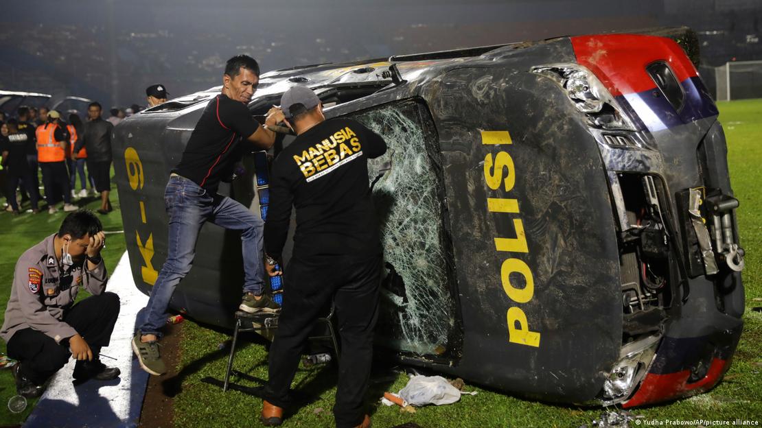 Carro da pol&iacute;cia destru&iacute;do ap&oacute;s partida de futebol na Indon&eacute;sia