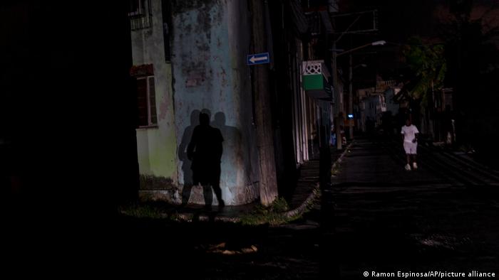 Cuatro días después del paso del huracán Ian, muchos barrios de la capital cubana siguen a oscuras.