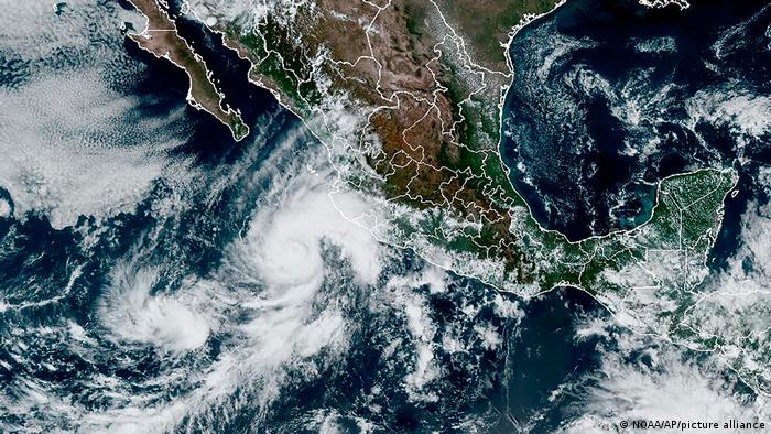 Una foto satelital de la NOAA ubicaba al huracán Orlene frente a las costas de Pacífico de México.