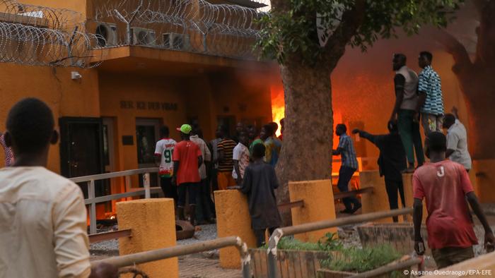 Francia condena ataque a su embajada en Burkina Faso El Mund
