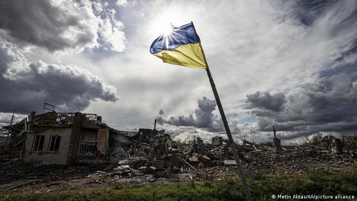 La bandera de Ucrania en la recuperada localidad de Dolyna.