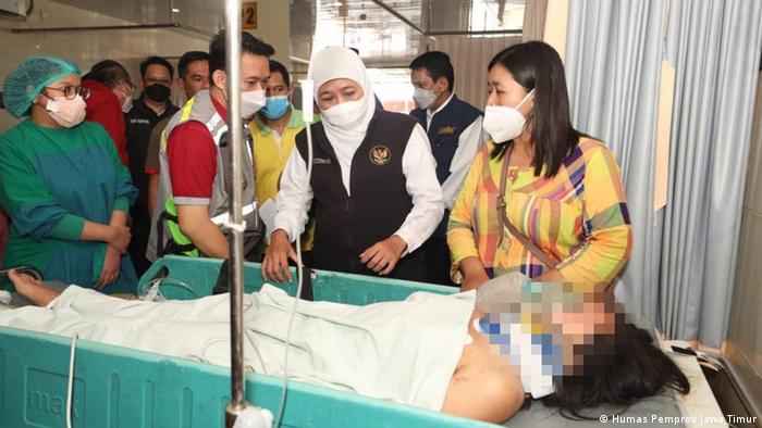 El gobernador de Java Oriental, Khofifah Indar Parawansa, visita en el hospital a uno de los heridos en los sucesos violentos del estadio de Malang. (02.02.2022)