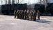 Circa 20 Soldaten auf einem Platz, dahinter Bundeswehrfahrzeuge Circa 20 Soldaten auf einem Platz, dahinter Bundeswehrfahrzeuge
