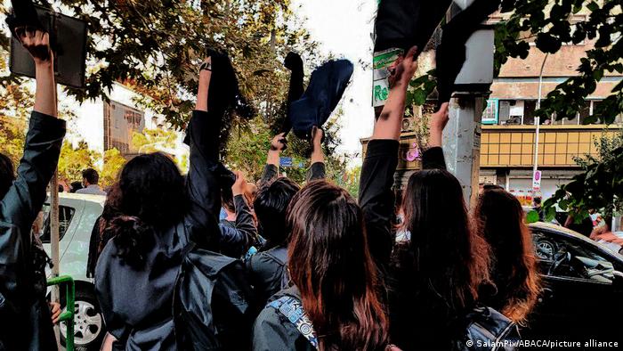 Estudiantes se quitan el velo protestando en contra de la muerte de la joven Mahsa Amini.