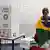 Una mujer vota con una bandera de Brasil sobre su espalda.